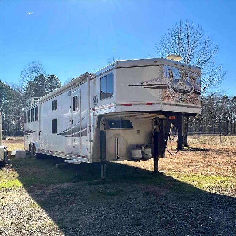 2009 Lakota M-84HSLGN16BB 4 Horse Slant Load Gooseneck with Living Quarters - Image 5