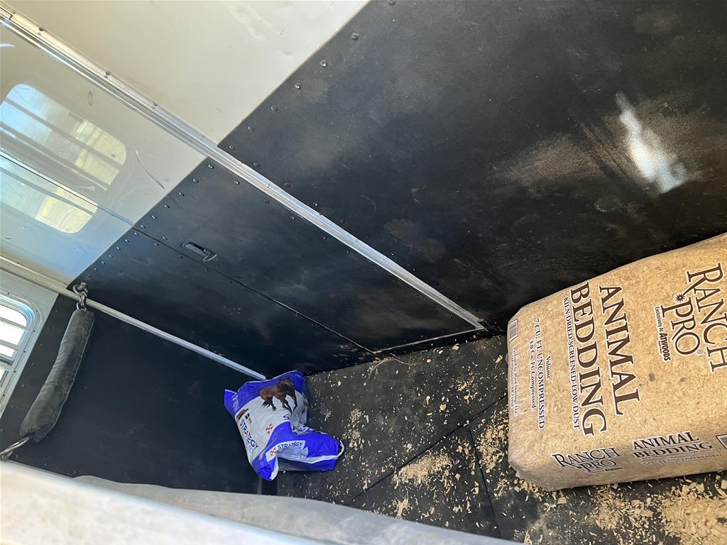 2009 Lakota M-84HSLGN16BB 4 Horse Slant Load Gooseneck with Living Quarters - Image 10