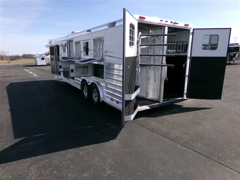 2016 4 Star 8410 Proline Interior 4 Horse Gooseneck with Living Quarters - Image 8