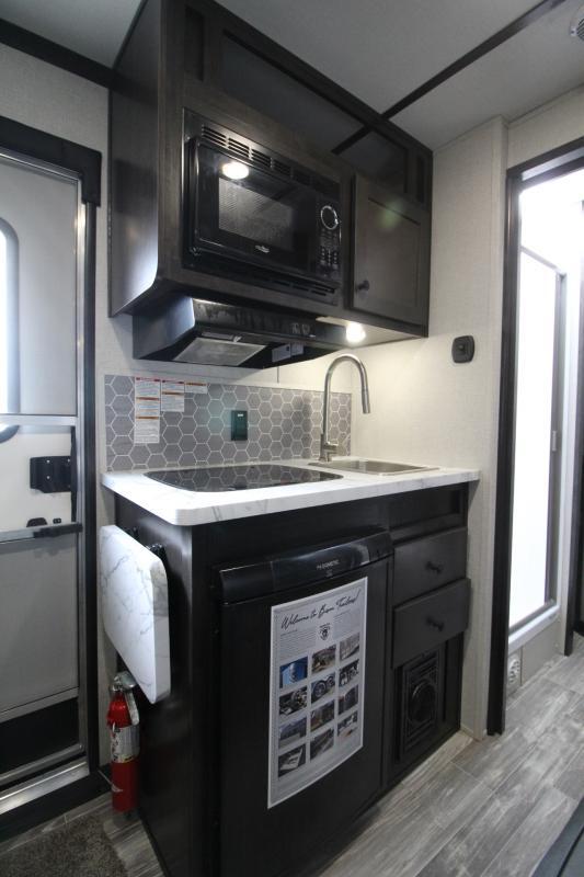 2024 Bison Silverado 7408 4 Horse Slant Load Gooseneck with Living Quarters - Image 10