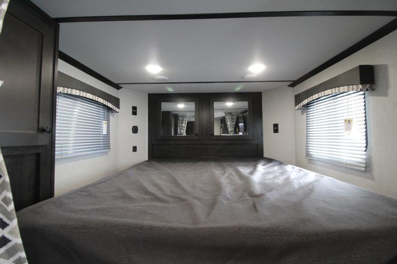 2024 Bison Silverado 7408 4 Horse Slant Load Gooseneck with Living Quarters - Image 7