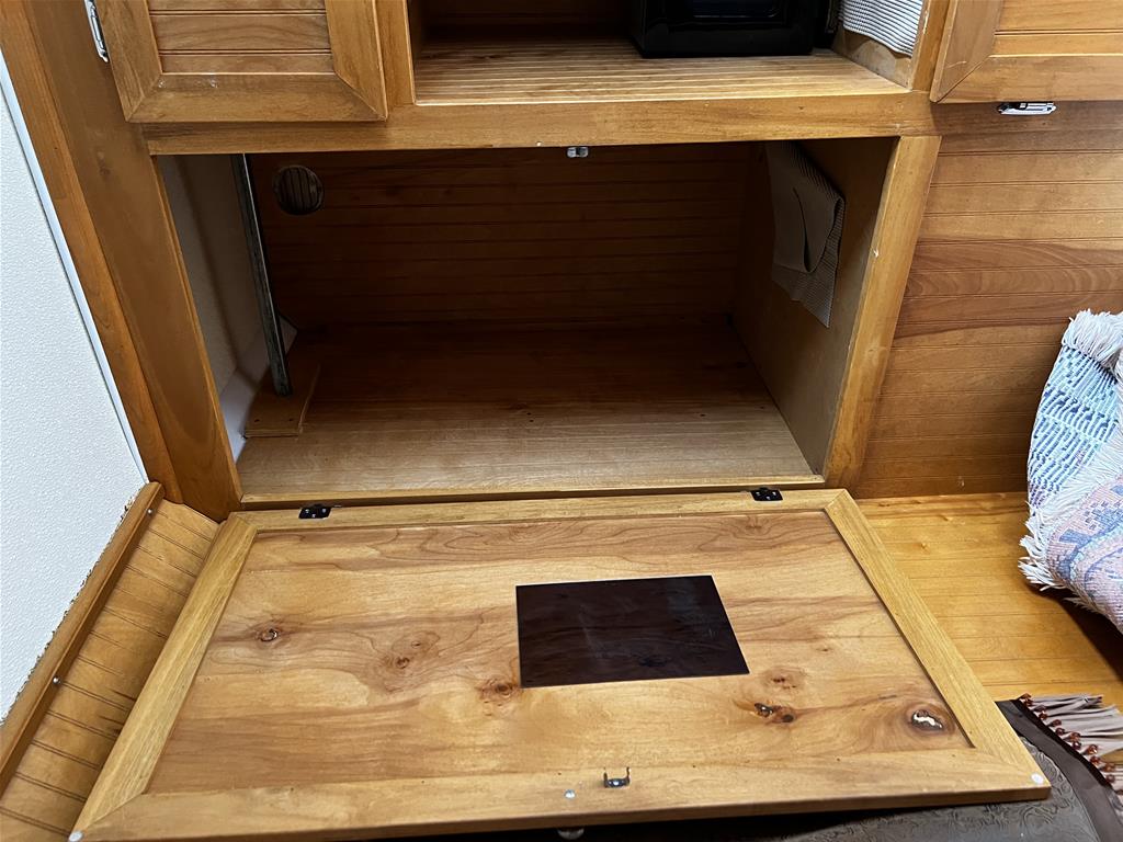 2003 Cimarron Weekender 4 Horse Slant Load Gooseneck - Image 15