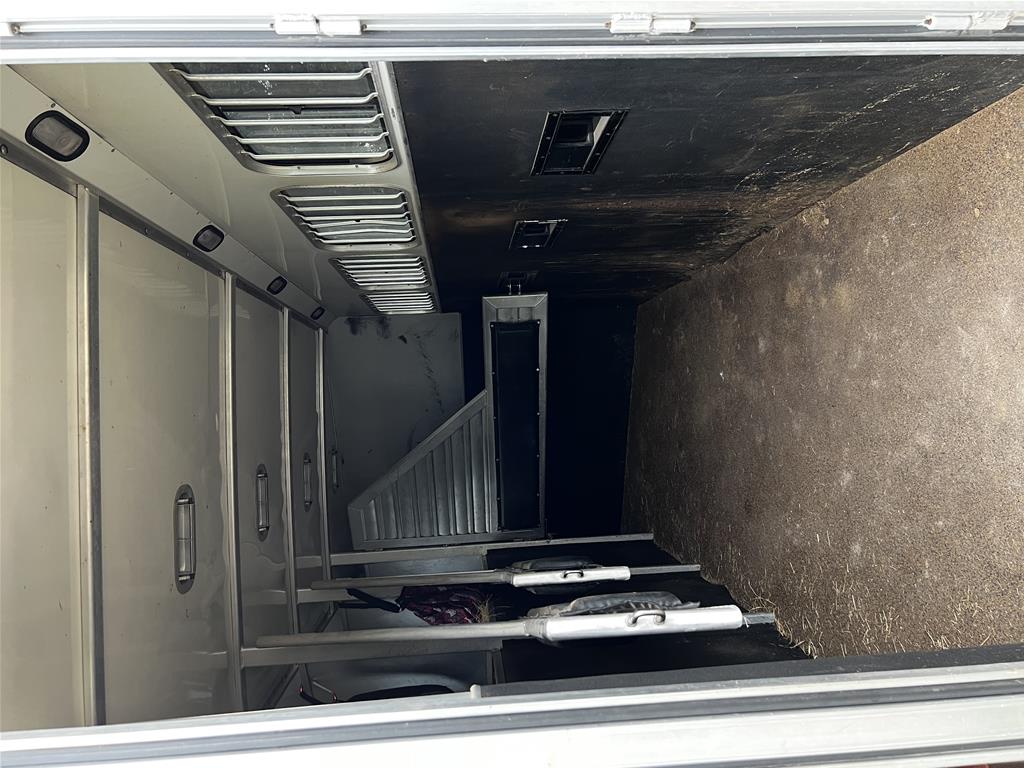 2003 Cimarron Weekender 4 Horse Slant Load Gooseneck - Image 11