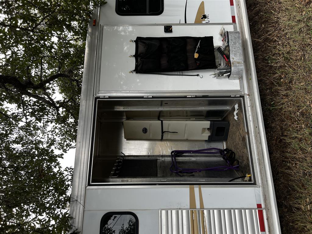 2003 Cimarron Weekender 4 Horse Slant Load Gooseneck - Image 16