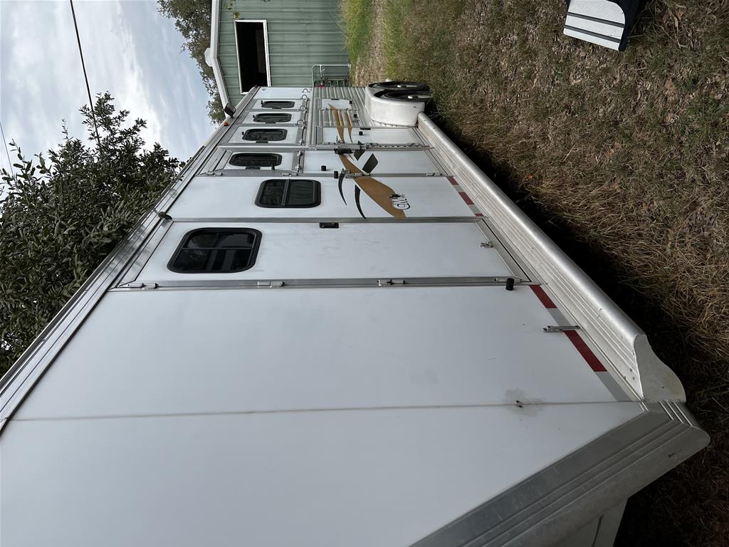 2003 Cimarron Weekender 4 Horse Slant Load Gooseneck - Image 5