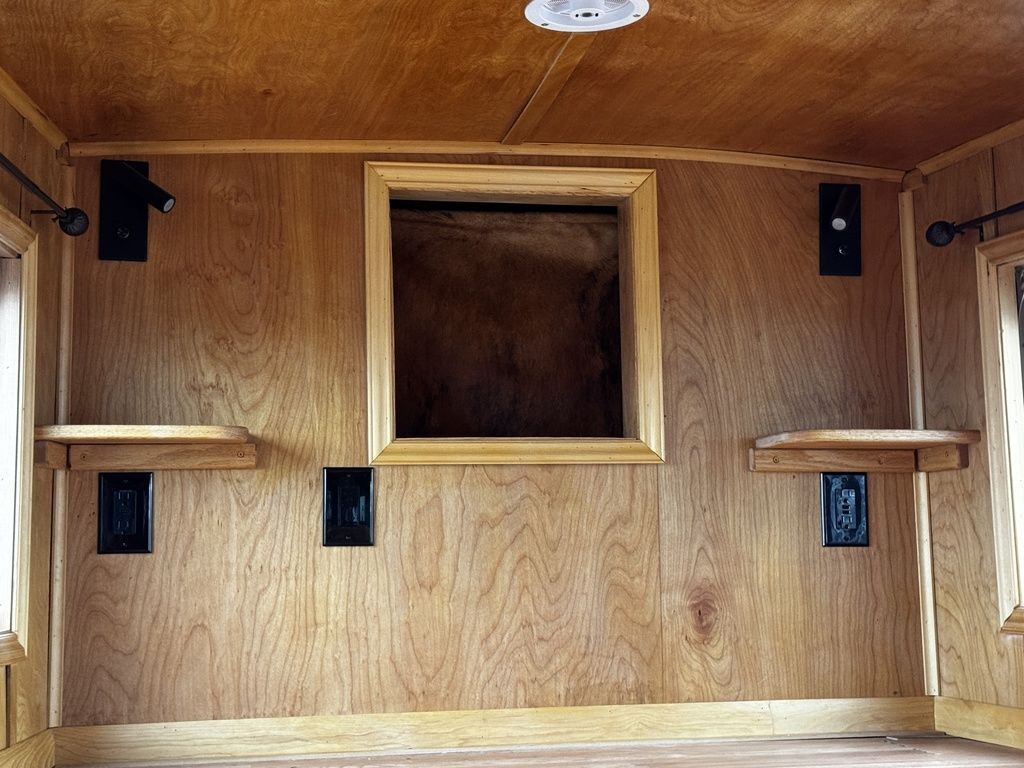 2009 Featherlite 2 Horse Straight Load Gooseneck w/ Dressing Room - Image 12