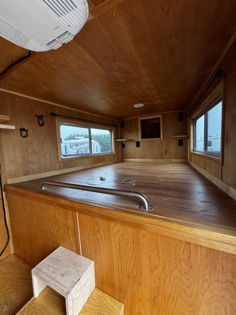 2009 Featherlite 2 Horse Straight Load Gooseneck w/ Dressing Room - Image 4