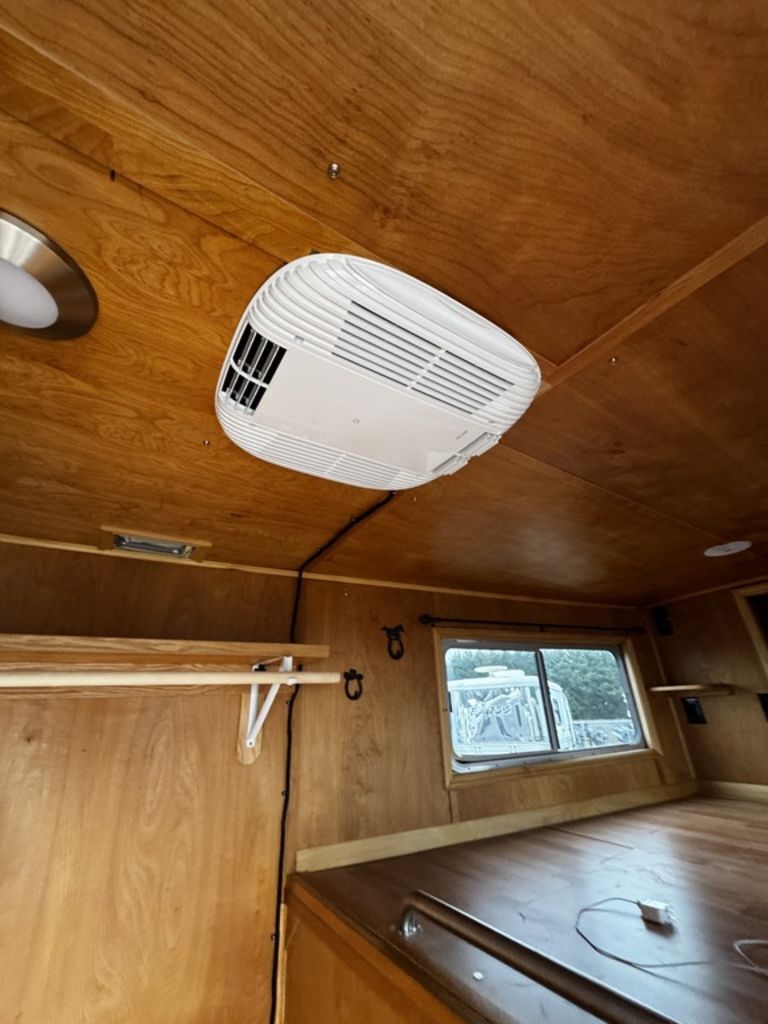 2009 Featherlite 2 Horse Straight Load Gooseneck w/ Dressing Room - Image 7