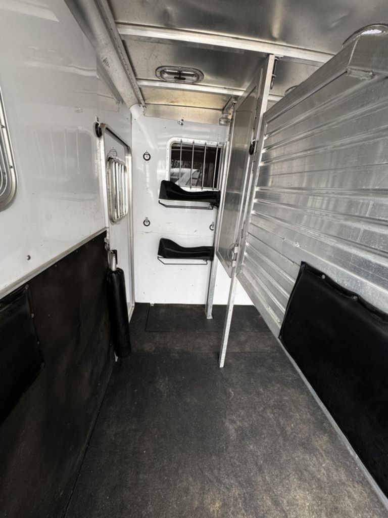 2009 Featherlite 2 Horse Straight Load Gooseneck w/ Dressing Room - Image 10