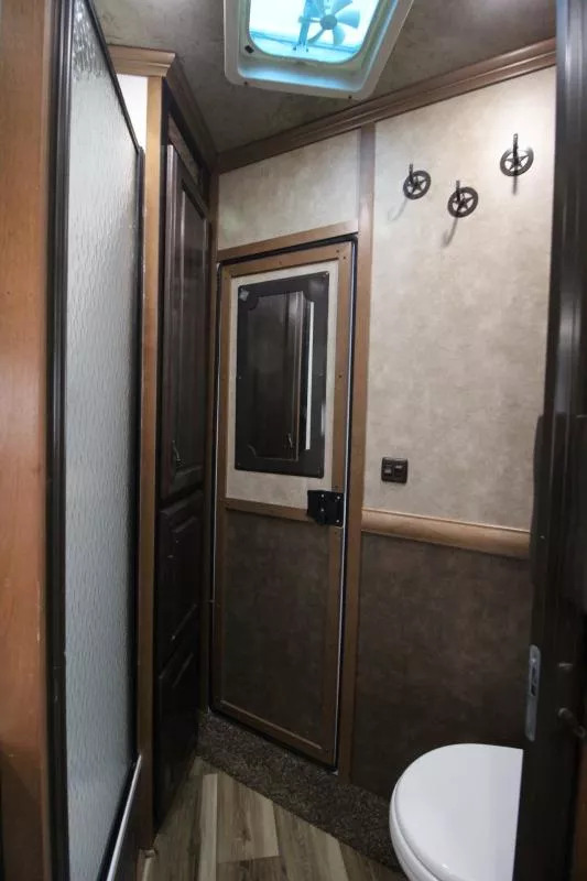 2017 Trails West Sierra 2 Horse Slant Load Gooseneck w/ Slide-Out Living Quarters - Image 15