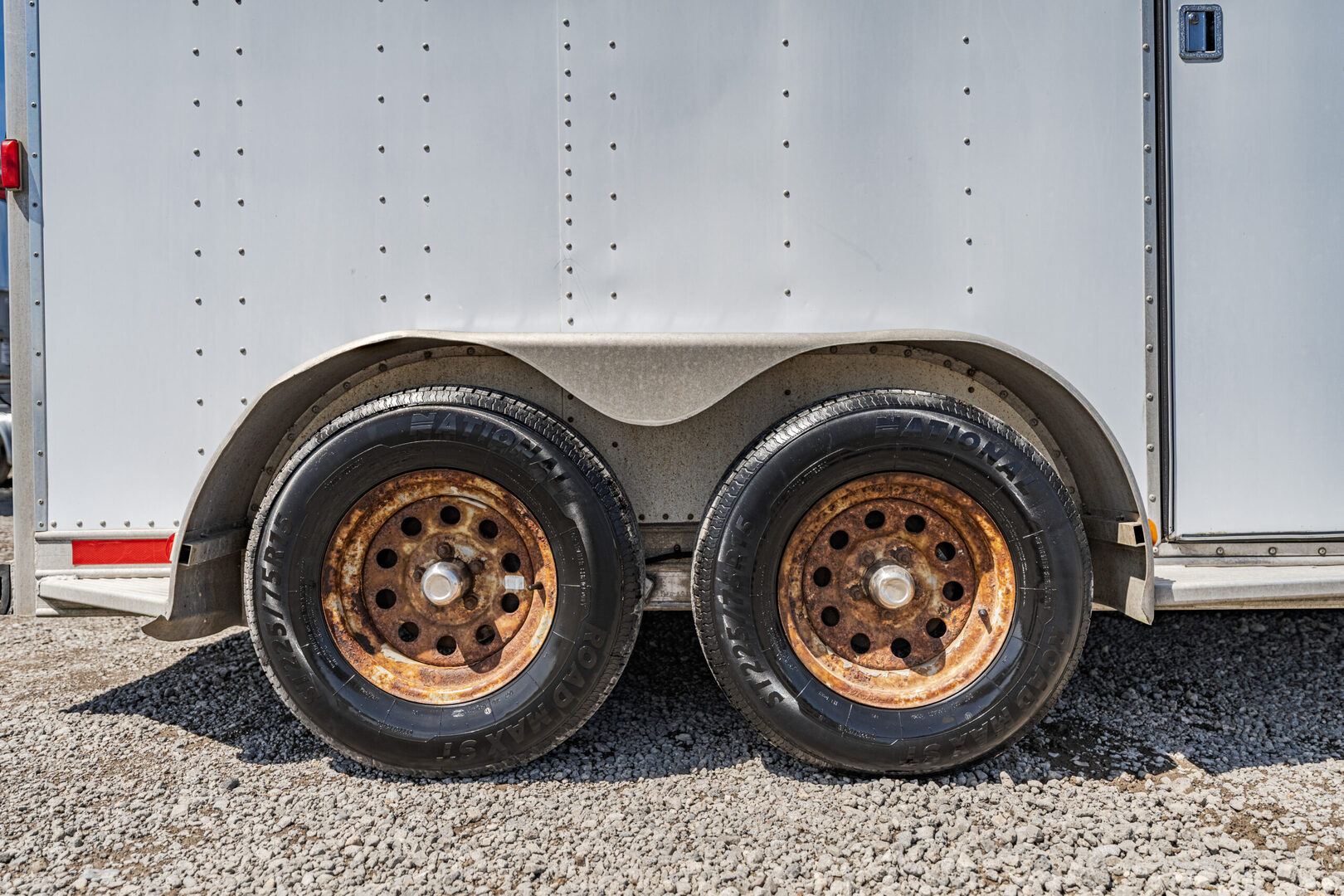 1999 Featherlite 9711 Gooseneck Horse Trailer - Image 6