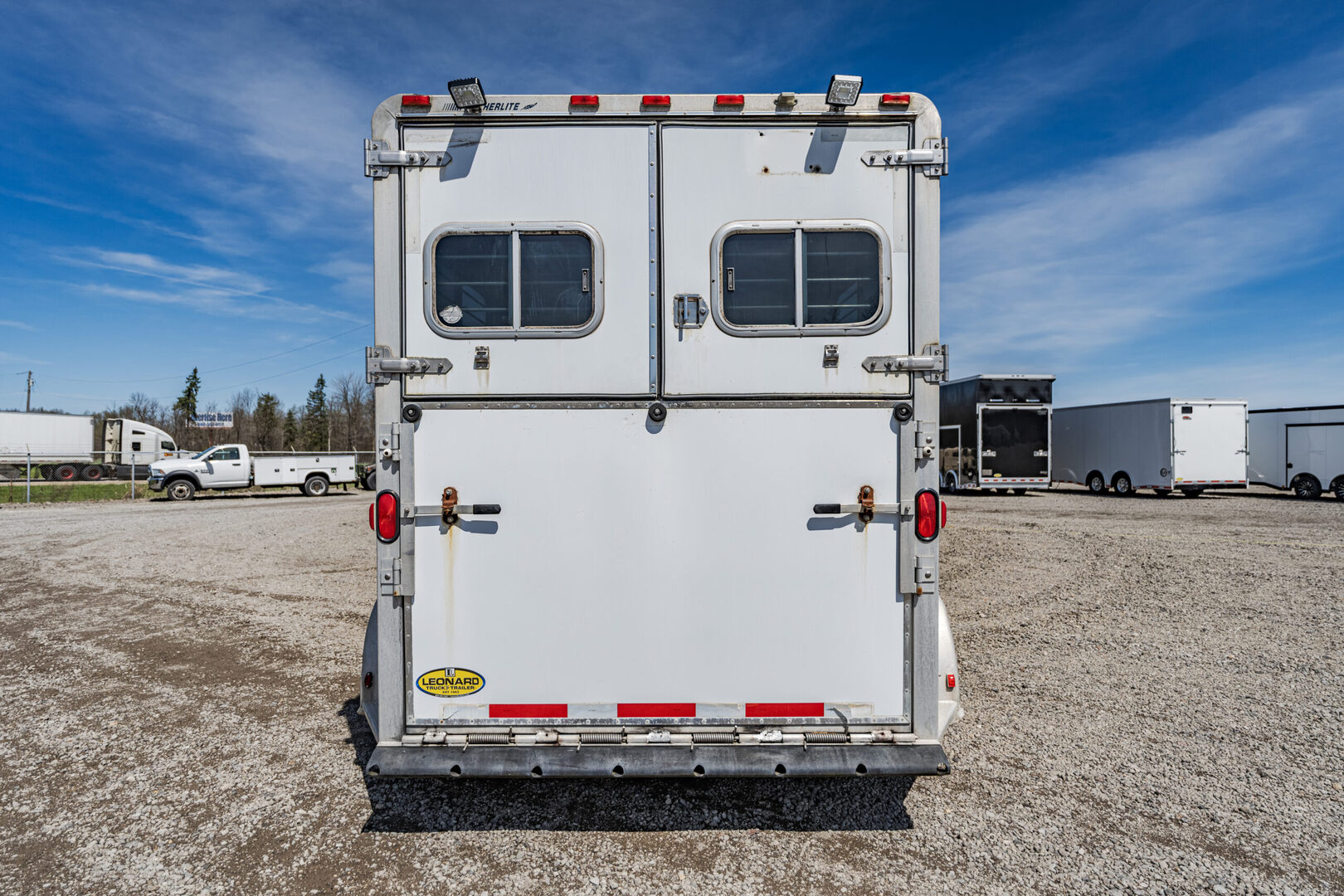 1999 Featherlite 9711 Gooseneck Horse Trailer - Image 8