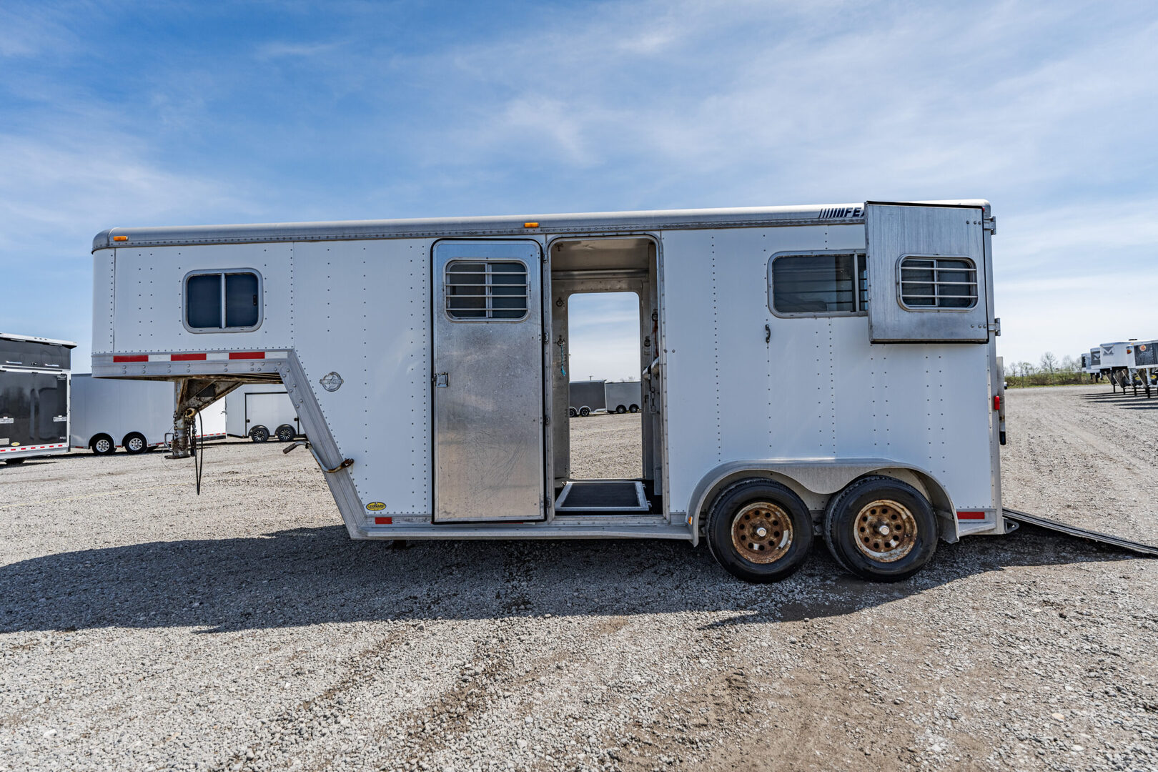 1999 Featherlite 9711 Gooseneck Horse Trailer - Image 16