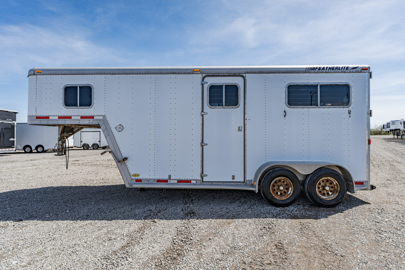 1999 Featherlite 9711 Gooseneck Horse Trailer - Image 10