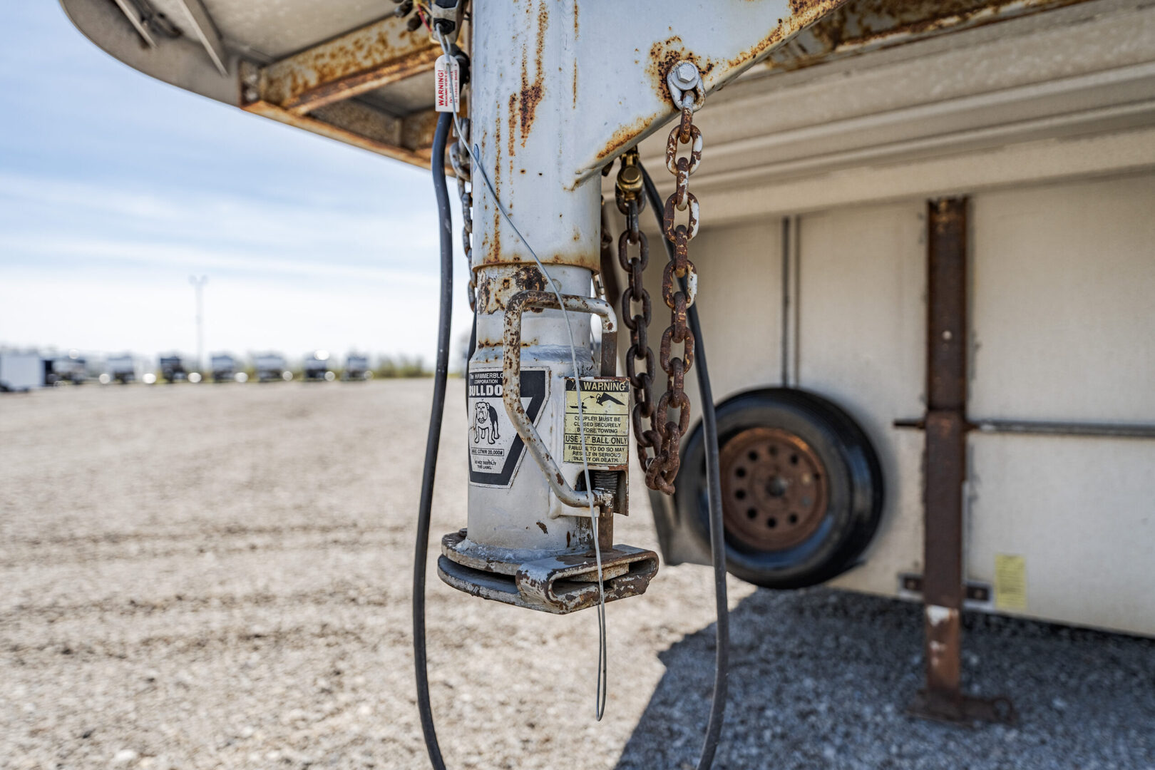 1999 Featherlite 9711 Gooseneck Horse Trailer - Image 3