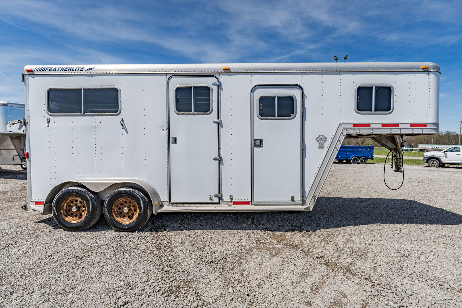 1999 Featherlite 9711 Gooseneck Horse Trailer - Image 5