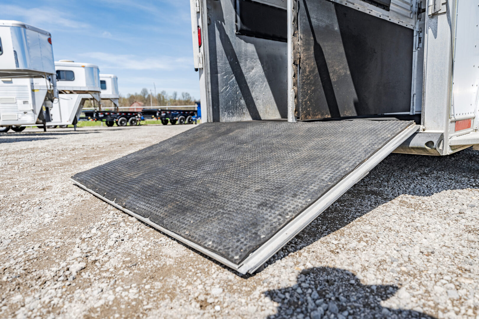 1999 Featherlite 9711 Gooseneck Horse Trailer - Image 13