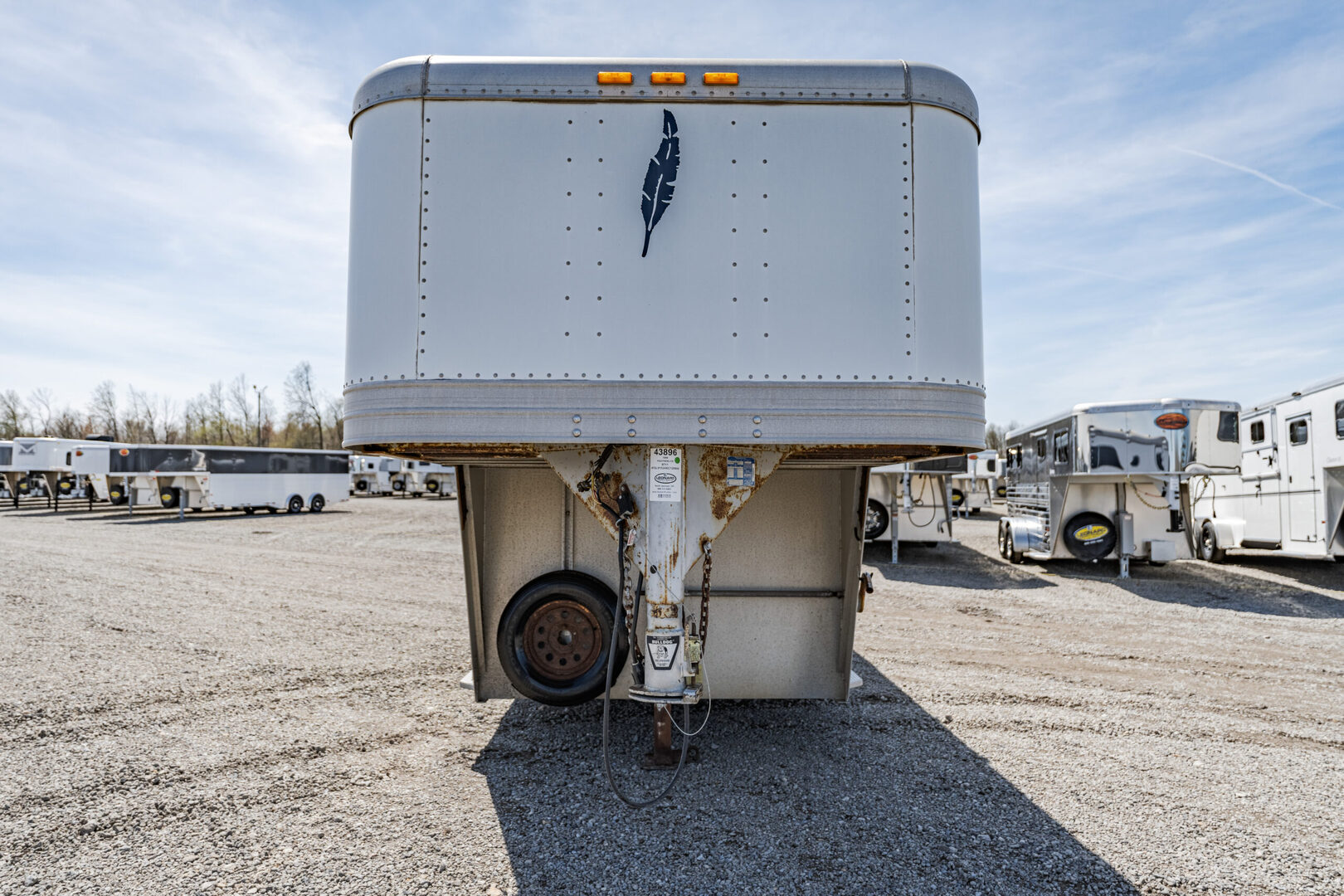 1999 Featherlite 9711 Gooseneck Horse Trailer - Image 2