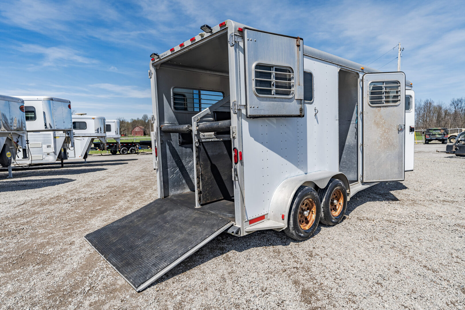 1999 Featherlite 9711 Gooseneck Horse Trailer - Image 12
