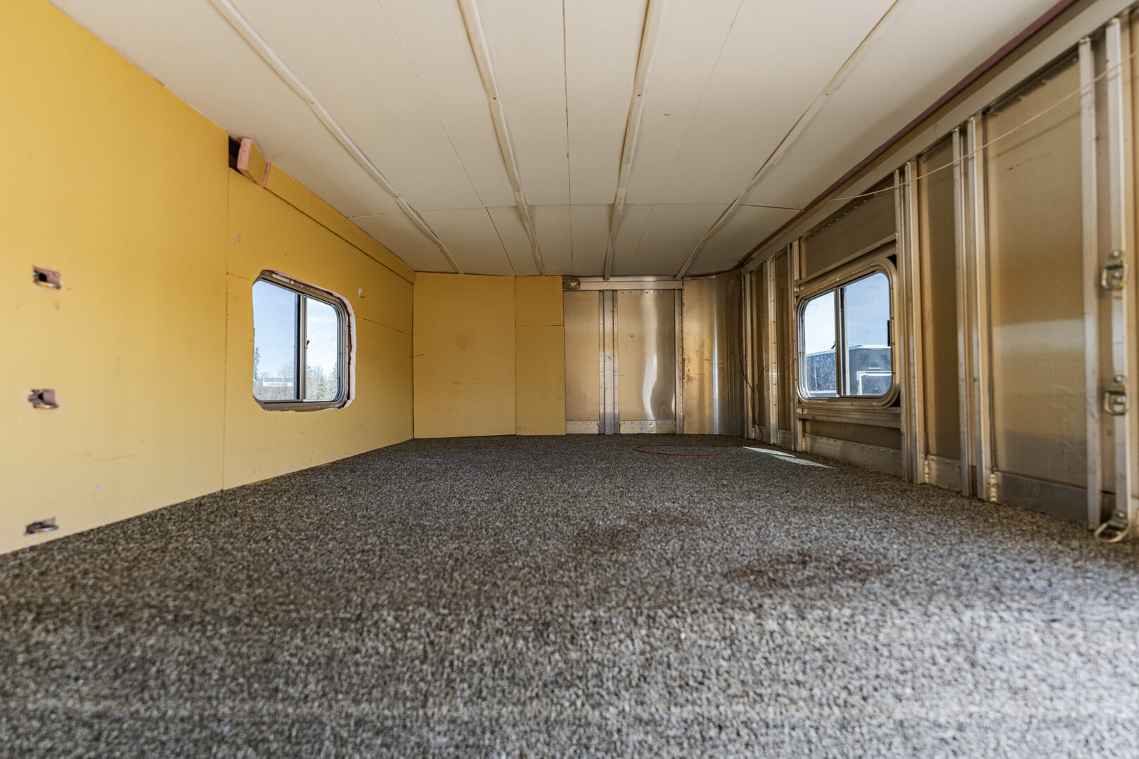 1999 Featherlite 9711 Gooseneck Horse Trailer - Image 20