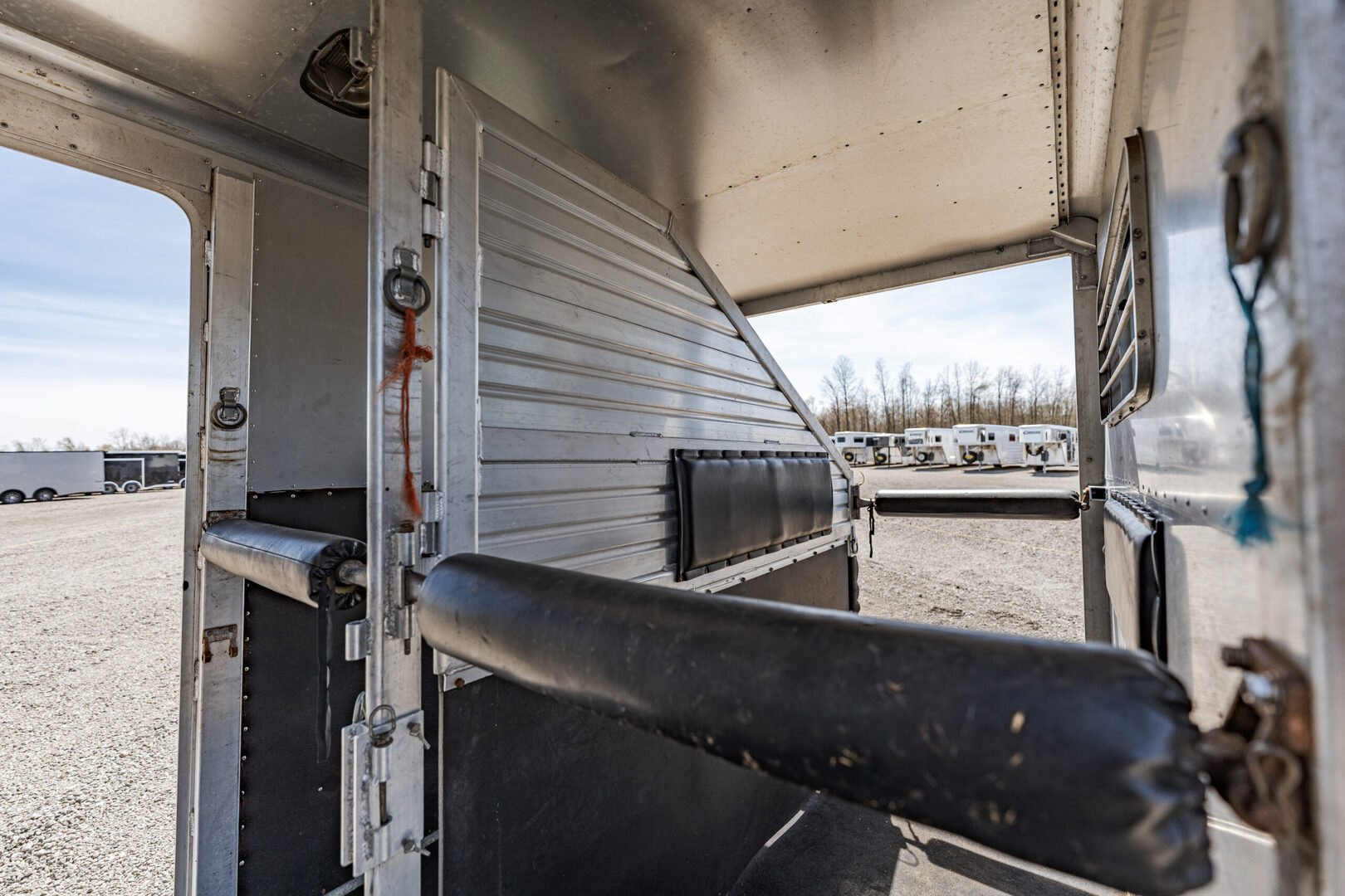 1999 Featherlite 9711 Gooseneck Horse Trailer - Image 18