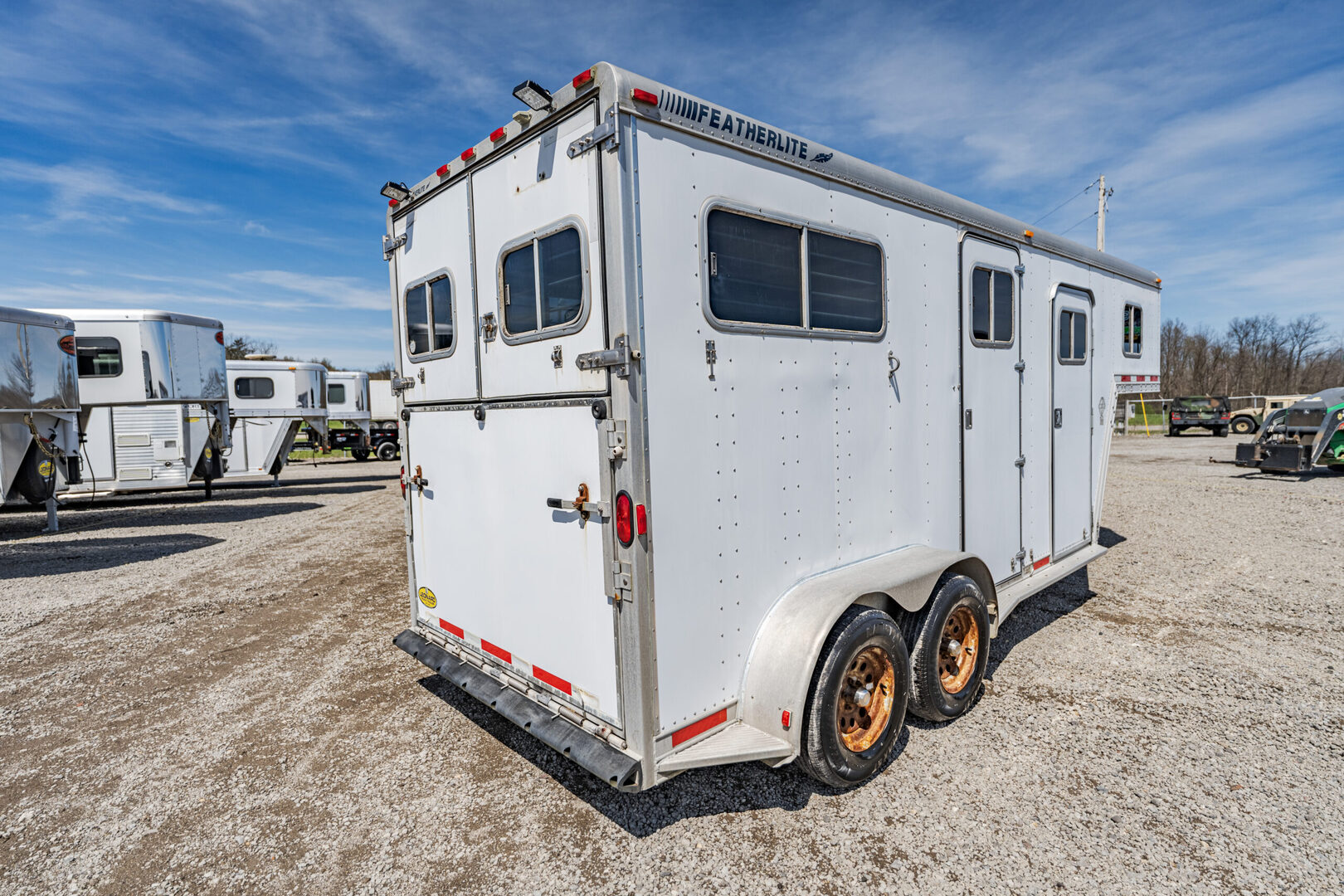 1999 Featherlite 9711 Gooseneck Horse Trailer - Image 7