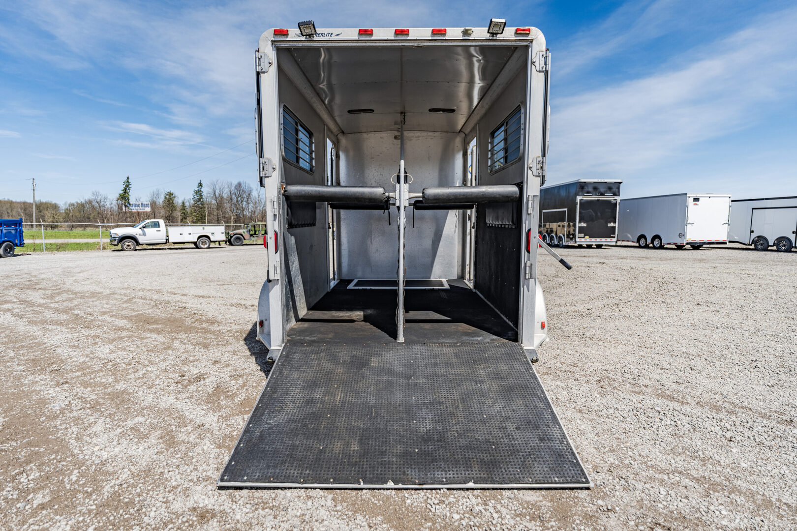1999 Featherlite 9711 Gooseneck Horse Trailer - Image 14