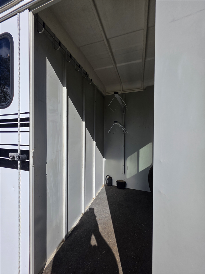 2011 Hawk Trailers AT-17-2 Bumper Pull Horse Trailer - Image 10